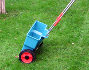 Внесение гранулированного удобрения на газон с помощью сеялки